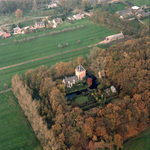 854355 Luchtfoto van het kasteel Walenburg (Langbroekerdijk A 29) te Nederlangbroek (gemeente Langbroek) .N.B. De ...